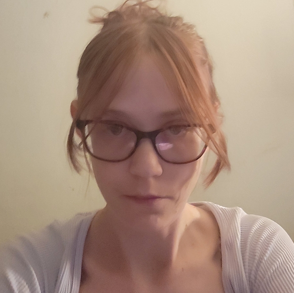 Meet your Posher, Alyssa - Picture 1 of 2